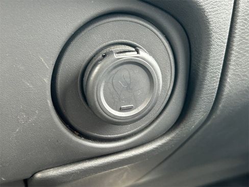 Used 2024 Nissan Frontier SV image 27