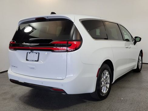 New 2026 Chrysler Pacifica Select image 6