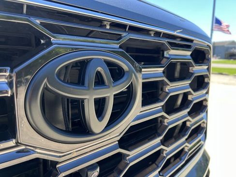 Used 2024 Toyota Sequoia Platinum AWD/4WD image 31