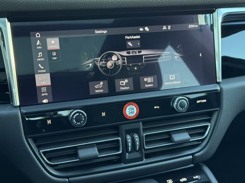 Used 2025 Porsche Macan image 21