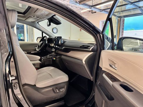 Used 2022 Toyota Sienna XLE FWD image 34