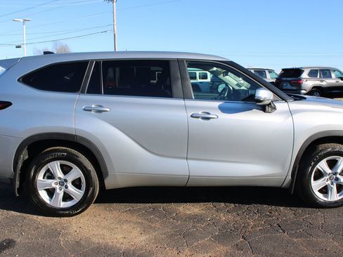 Used 2024 Toyota Highlander LE AWD/4WD image 11