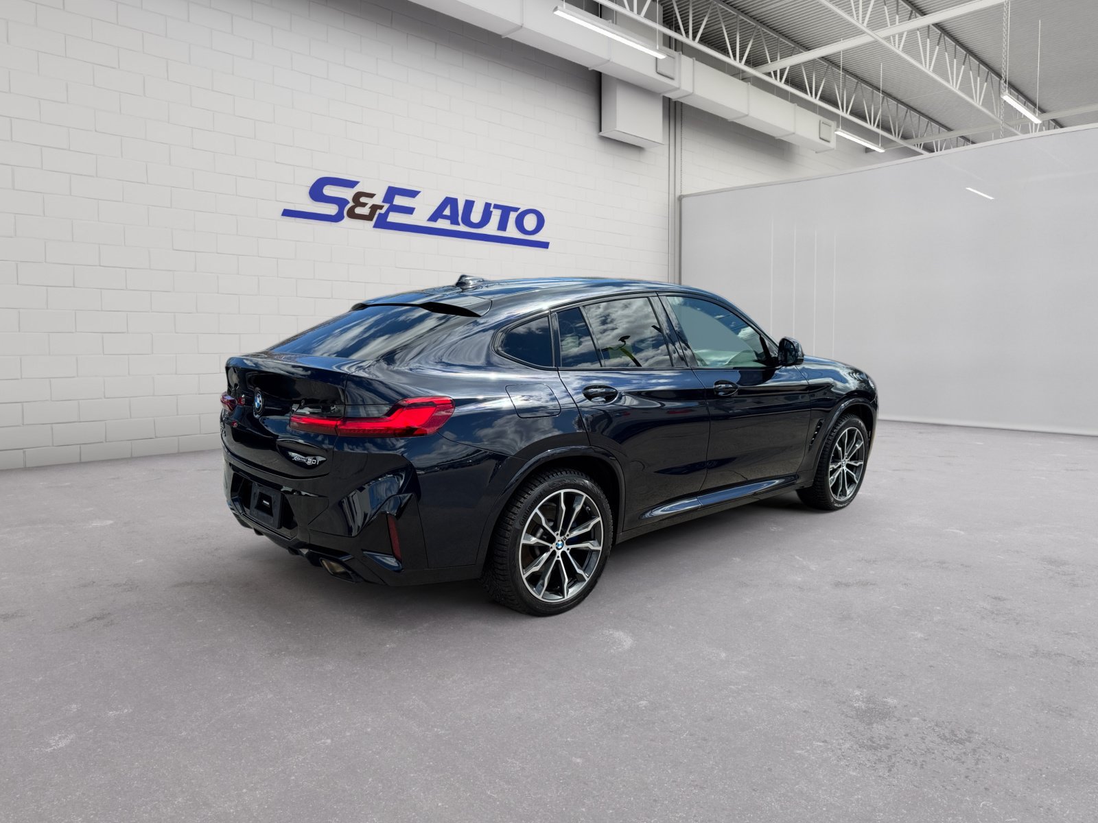 Used 2023 BMW X4 xDrive30i AWD/4WD image 4