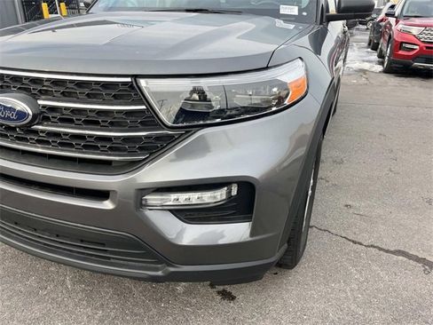 Used 2022 Ford Explorer XLT w/ Equipment Group 202A image 9