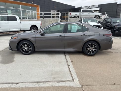 Used 2021 Toyota Camry SE w/ Convenience Package image 2