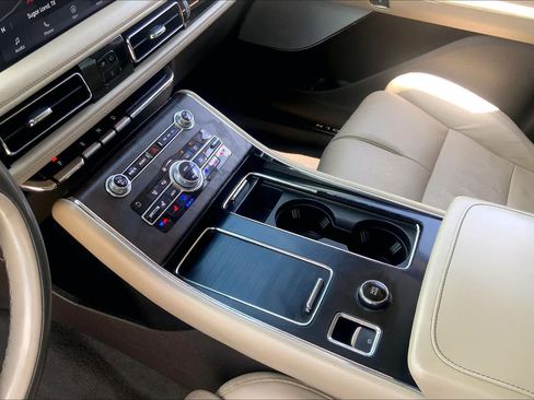 Used 2020 Lincoln Aviator Reserve w/ Equipment Group 202A AWD/4WD image 17