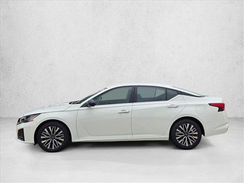 Used 2025 Nissan Altima 2.5 SV FWD image 9