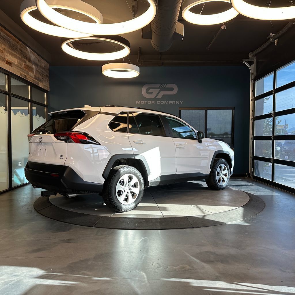 Used 2021 Toyota RAV4 LE AWD/4WD image 3