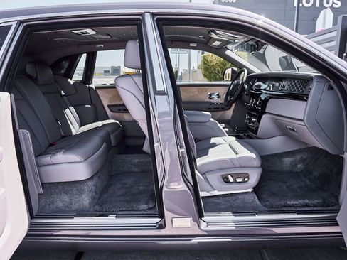 Used 2025 Rolls-Royce Phantom Sedan RWD image 26
