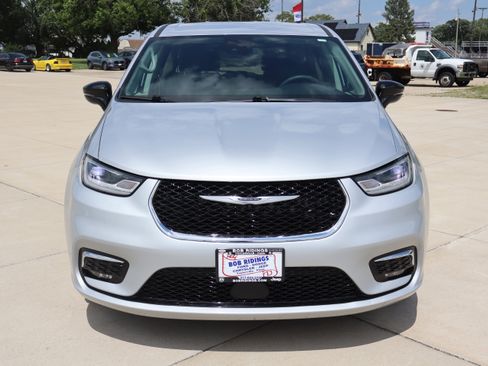 Used 2024 Chrysler Pacifica Touring-L FWD image 2