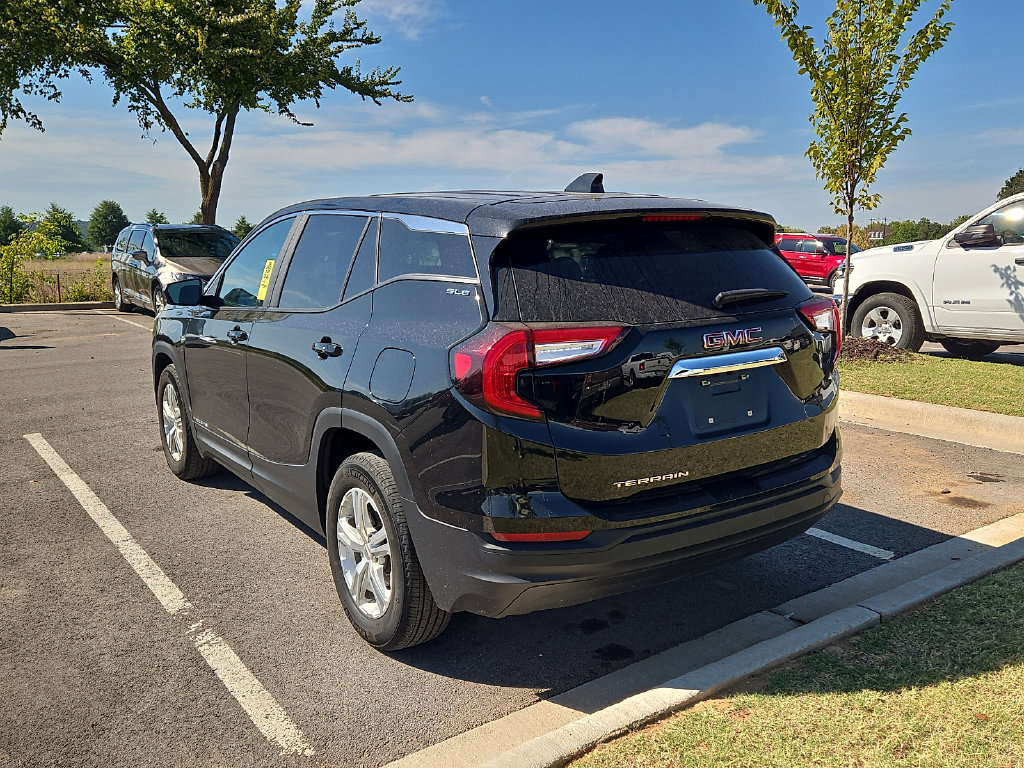 Used 2024 GMC Terrain SLE FWD image 2