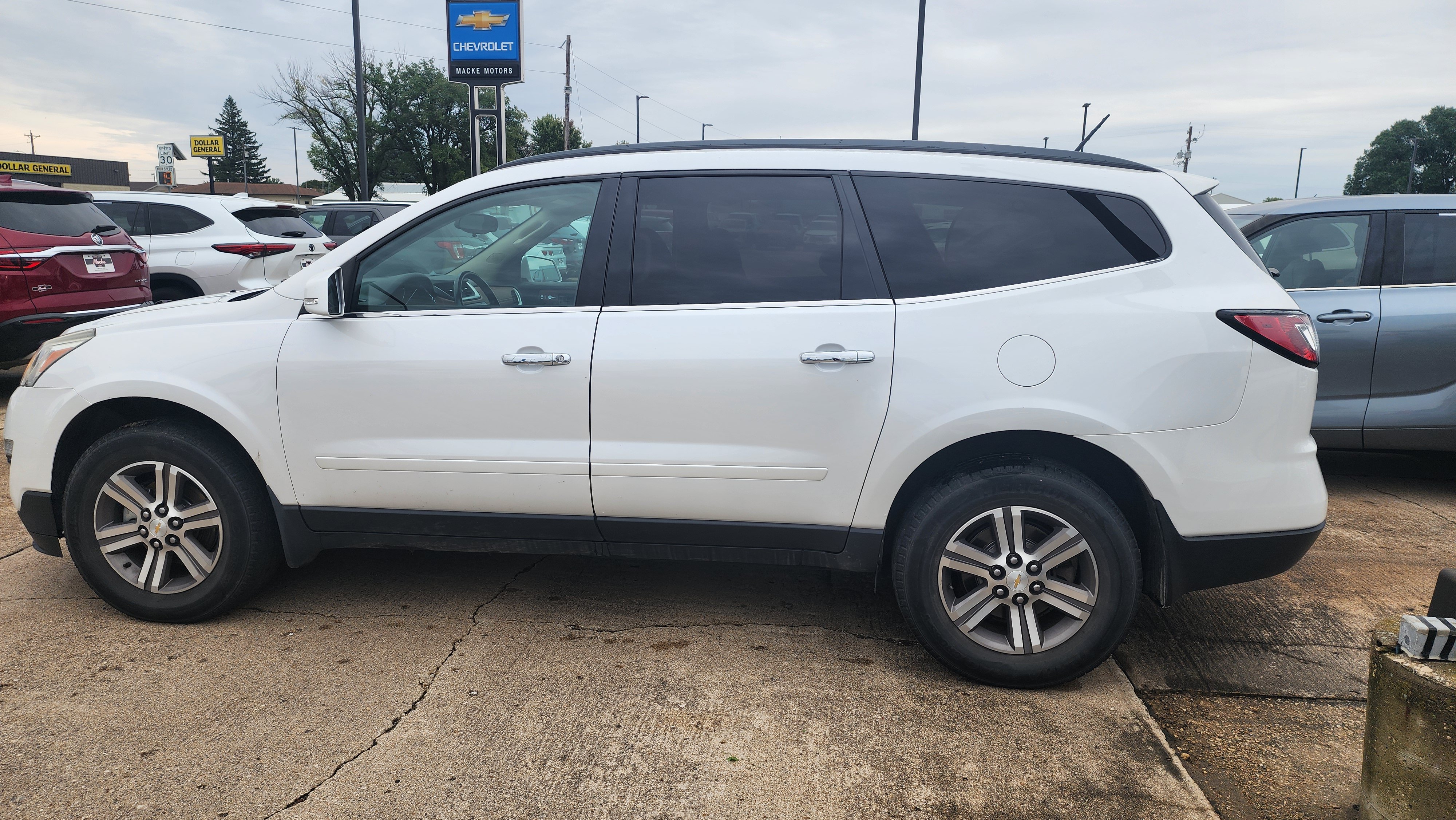 Used 2017 Chevrolet Traverse LT FWD image 6
