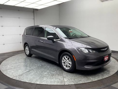 Used 2023 Chrysler Voyager LX image 39