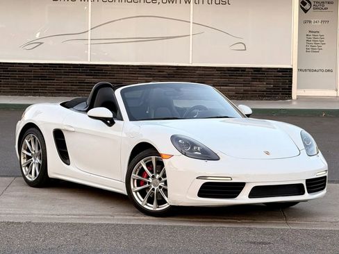 Used 2017 Porsche 718 Boxster RWD image 3