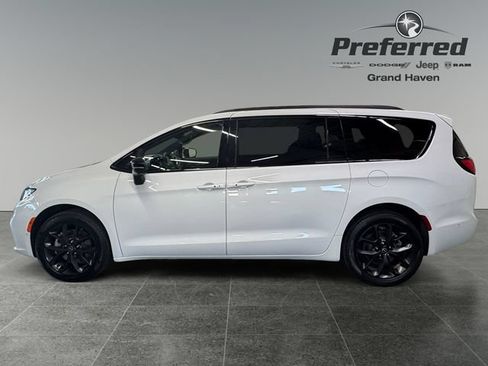 Used 2025 Chrysler Pacifica Limited AWD/4WD image 10