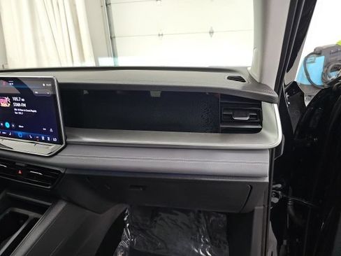 Used 2025 Volkswagen Tiguan SE w/ Panoramic Sunroof Package AWD/4WD image 37