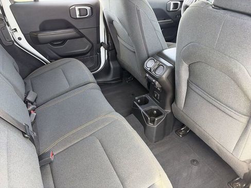 Used 2025 Jeep Wrangler Sahara image 15