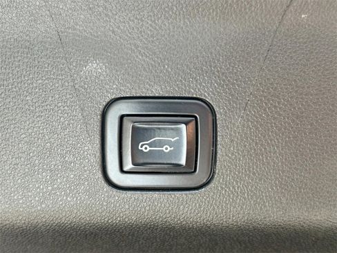 Used 2022 GMC Yukon XL Denali image 13