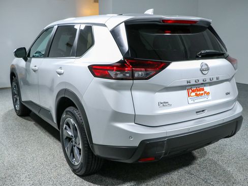 Used 2024 Nissan Rogue SV FWD image 9