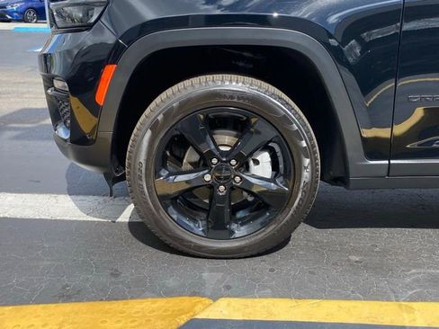 Used 2025 Jeep Grand Cherokee Limited w/ Luxury Tech Group II image 12