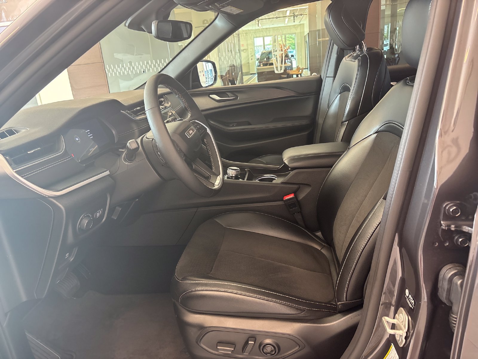 Used 2024 Jeep Grand Cherokee Altitude AWD/4WD image 13