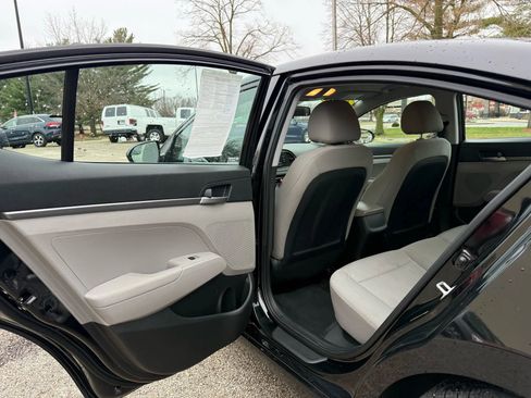 Used 2018 Hyundai Elantra SE image 12
