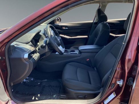 Used 2025 Nissan Altima 2.5 SV FWD image 9