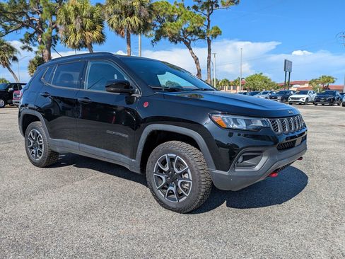 Used 2024 Jeep Compass Trailhawk AWD/4WD image 2