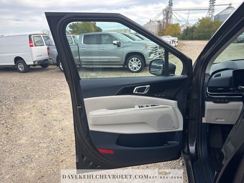 Used 2025 Kia Carnival SX Prestige image 9