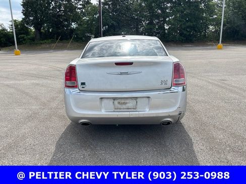 Used 2012 Chrysler 300 RWD image 5