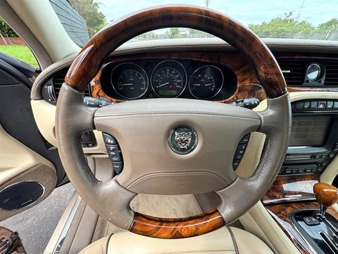 Used 2005 Jaguar XJ8 L image 13