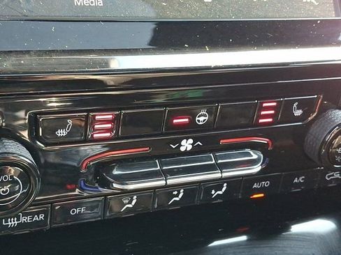 Certified 2025 Jeep Grand Cherokee Altitude image 29