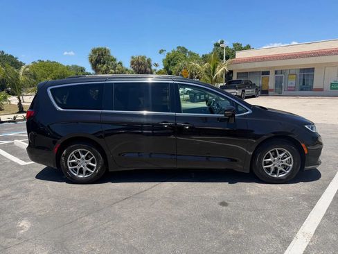 Used 2021 Chrysler Pacifica Touring FWD image 4