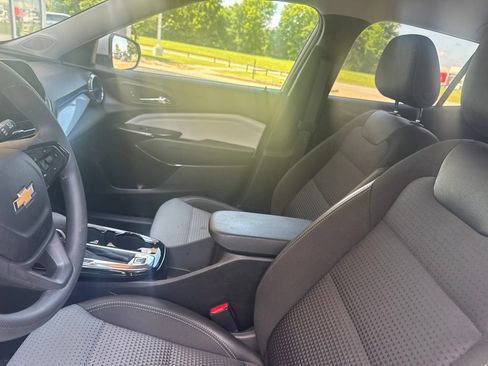 Used 2025 Chevrolet Trax LT FWD image 7