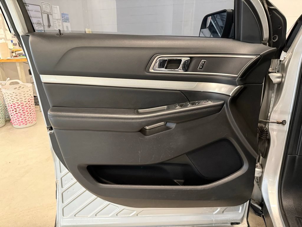 Used 2017 Ford Explorer XLT FWD image 17