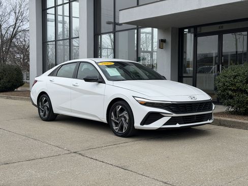 Certified 2025 Hyundai Elantra SEL image 2