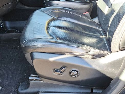 Used 2020 Chrysler Pacifica Touring-L image 13