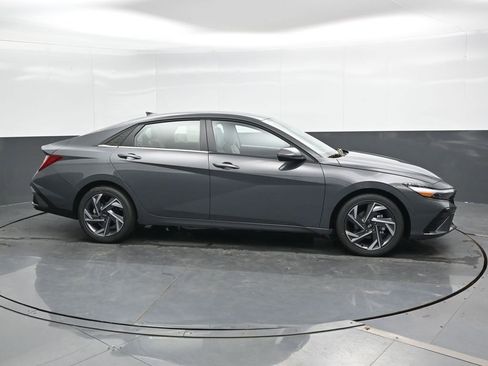 Certified 2025 Hyundai Elantra Limited FWD image 4