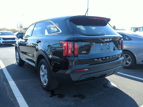 Certified 2022 Kia Sorento LX image 7