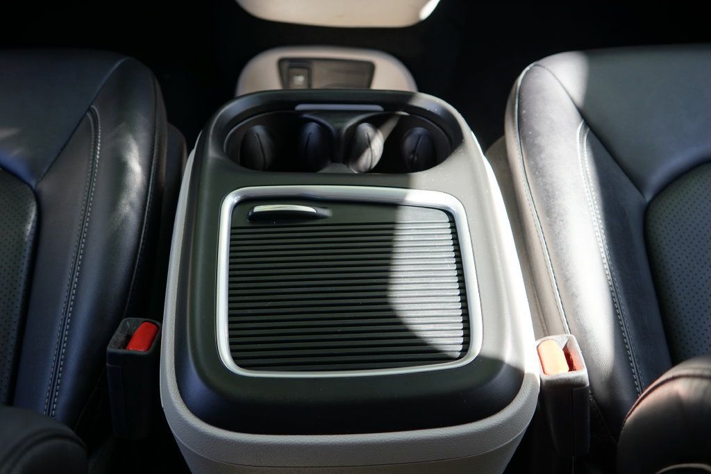 Used 2024 Chrysler Pacifica Limited FWD image 23