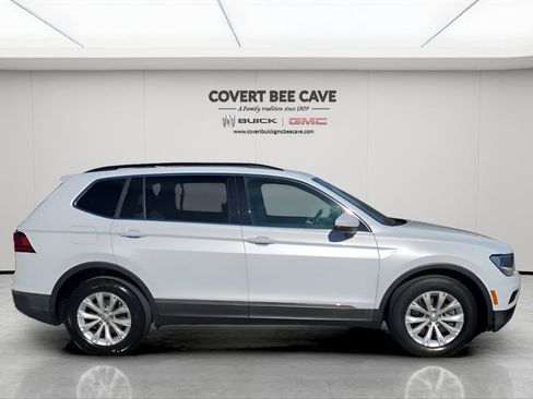 Used 2018 Volkswagen Tiguan SE w/ Panoramic Sunroof Package image 11