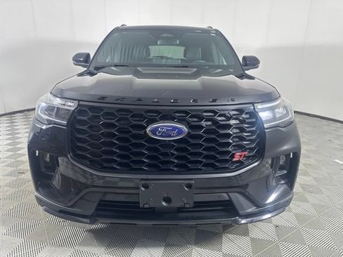 Used 2025 Ford Explorer ST AWD/4WD image 2