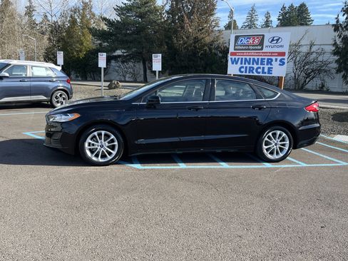 Used 2020 Ford Fusion SE image 2