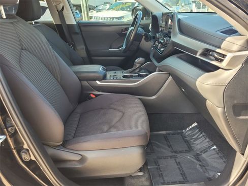 Used 2024 Toyota Highlander XLE image 17