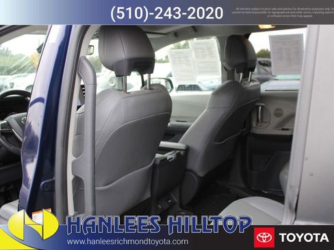 Used 2021 Toyota Sienna Limited image 19