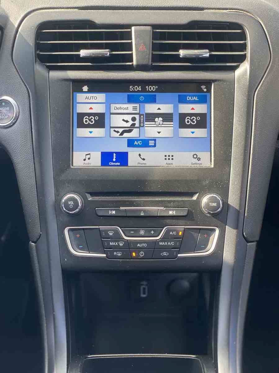 Used 2018 Ford Fusion SE w/ Equipment Group 201A FWD image 11