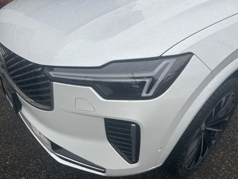 Used 2025 Volvo XC90 B6 Plus image 9