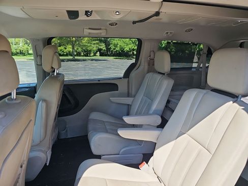 Used 2015 Chrysler Town & Country Touring w/ Driver Convenience Group FWD image 17