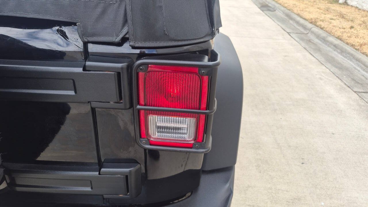 Used 2009 Jeep Wrangler X w/ Black Appearance Group AWD/4WD image 23