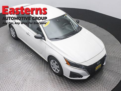 Used 2024 Nissan Altima 2.5 S FWD image 3